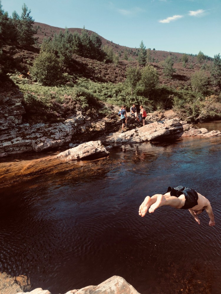 This image has an empty alt attribute; its file name is bg99.jpg